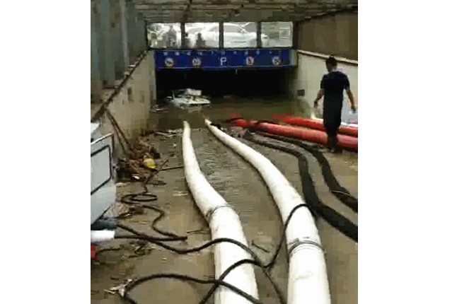 二環(huán)支路沙口路，山東消防兩臺(tái)，我們?nèi)_(tái)潛水泵同時(shí)運(yùn)行，一切正常了